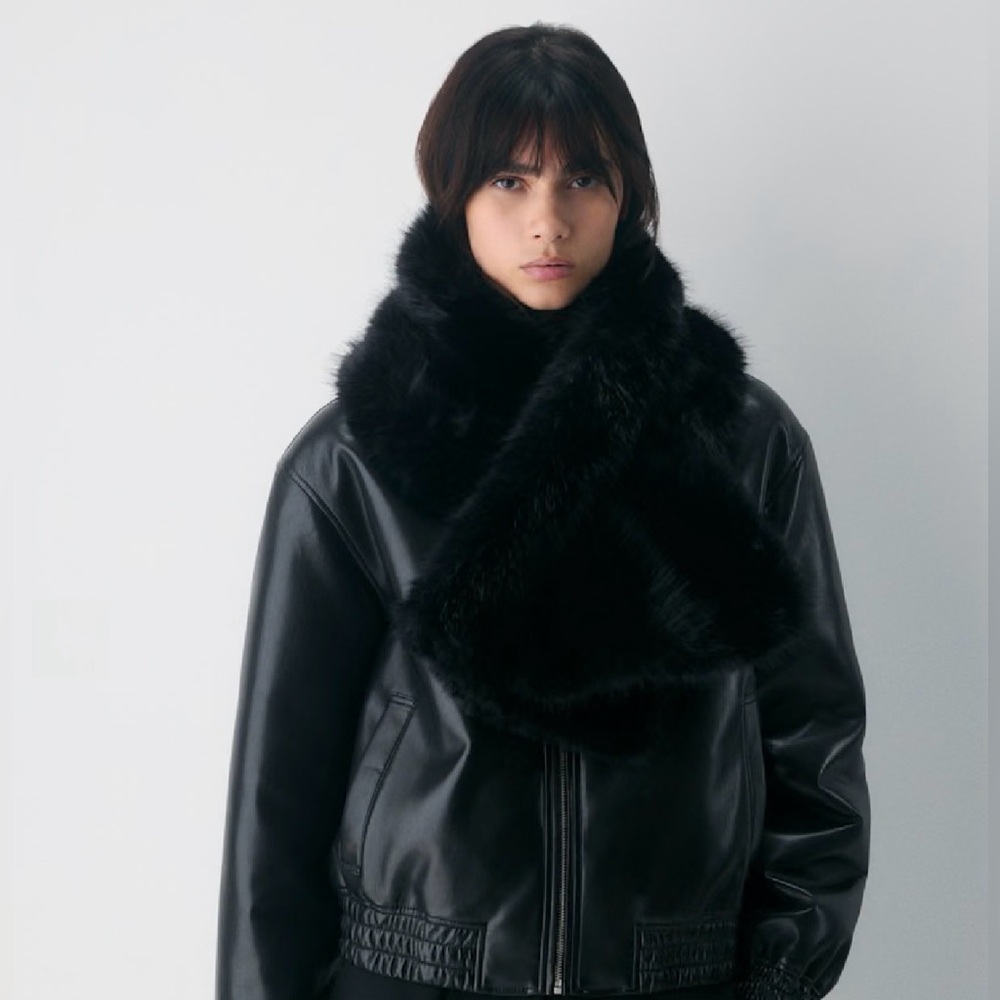 Aritzia Angel Scarf Black (New with tags)